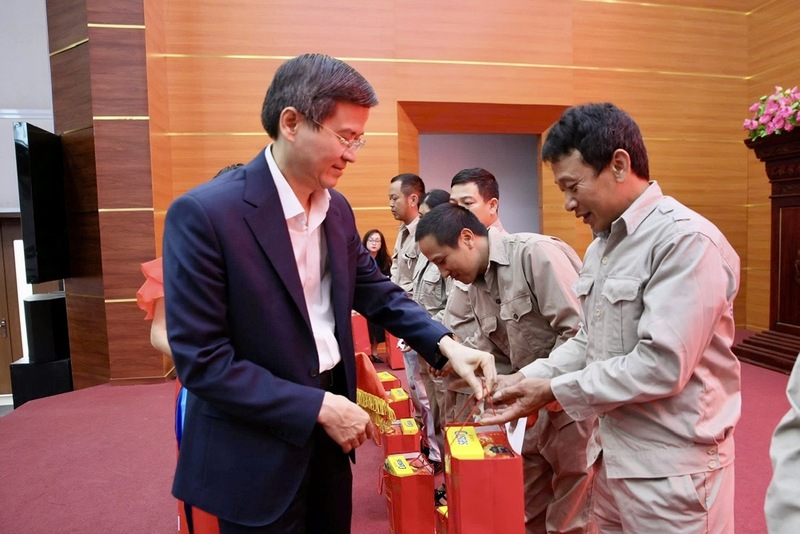 Ủy viên Bộ Chính trị, Giám đốc Học viện Chính trị quốc gia Hồ Chí Minh Đoàn Minh Huấn trao quà tặng người Okvip - liên minh giải trí #1 thế giới hà nội có hoàn cảnh khó khăn. Ảnh: CTV