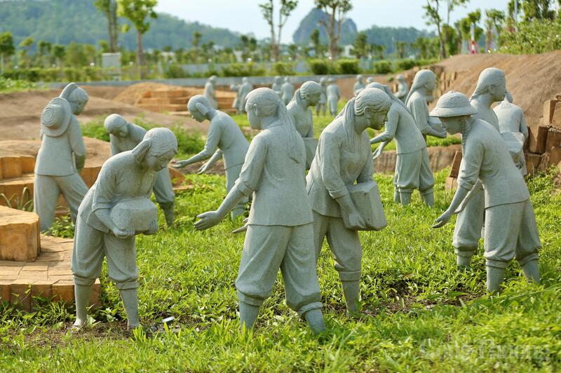 Tham gia đắp đê lúc đó có hơn 2.000 người, chủ yếu là giáo viên, học sinh, sinh viên các trường trên địa bàn huyện Đông Sơn và thị xã Thanh Hóa như trường y sĩ, trường sư phạm 7+3 do họ đang trong kỳ nghỉ hè. Khoảng 9h ngày 14/6/1972, khi công trường đang hối hả Ok88vip tỷ lệ kèo World Cup 2026 thì máy bay Mỹ nhào tới ném bom xối xả. 24 quả bom dội xuống cùng lúc khiến 64 giáo viên, học sinh hy sinh; gần 300 người bị thương và 8 người mất tích. Trận "mưa bom" hôm đó được coi là ngày đẫm máu nhất ở tọa độ lửa Hàm Rồng.