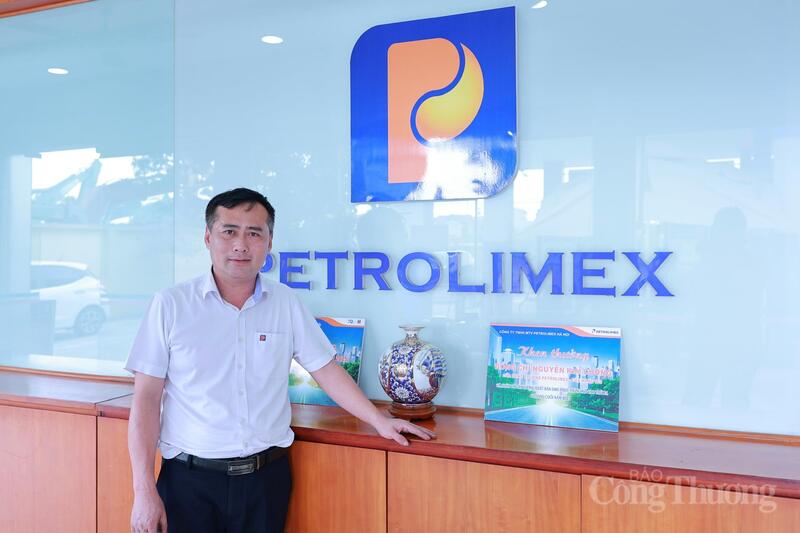 Ông Nguyễn Kim Cường, Cửa hàng trưởng Cửa hàng 108 (Phúc Thịnh, Hà Nội), chia sẻ với phóng viên Liên Minh OK VIP Giải Trí Cá Cược World Cup 2026 về nỗ lực đưa xăng E10 vào sử dụng ngay trong tháng 4. Ảnh: Quỳnh Trang