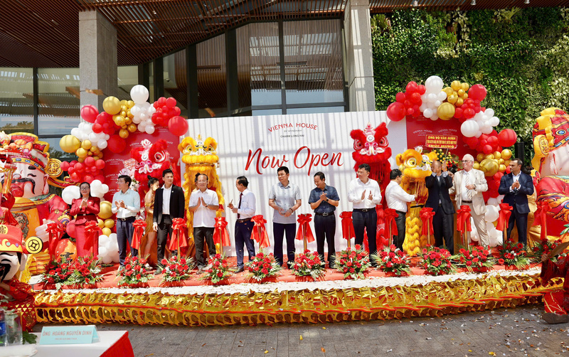 Lãnh đạo TP. Hồ Chí Minh và Okvip tại về cùng cắt băng khánh thành khu nghỉ dưỡng Vienna House by Wyndham Charm Long Hai. Ảnh: PV