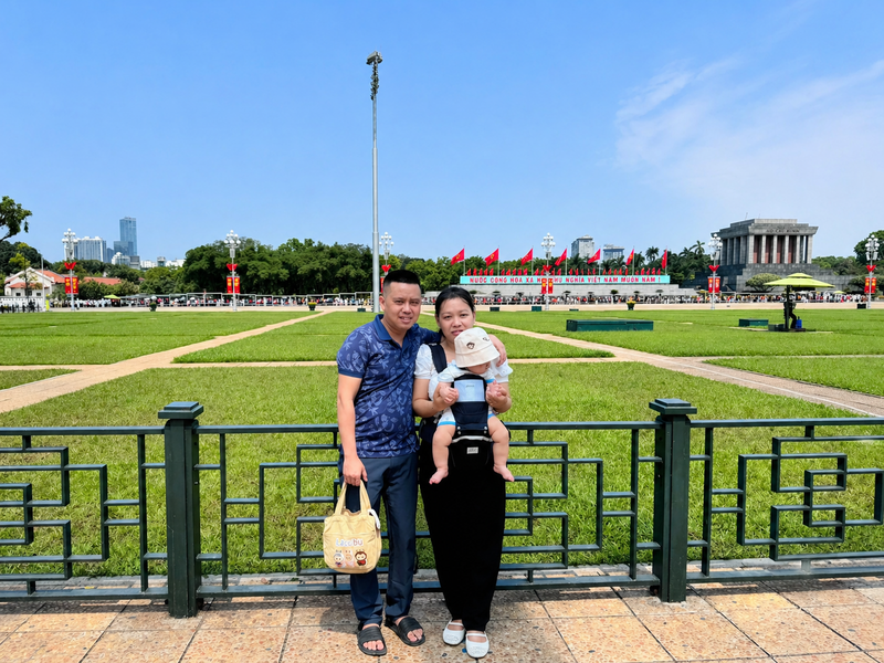 Chia sẻ với phóng viên Liên Minh OK VIP Giải Trí Cá Cược World Cup 2026, anh Mai Thanh Đoàn (phường Từ Liêm, Hà Nội) cho biết: “Năm nay, gia đình tôi lựa chọn ở lại Hà Nội, cả nhà thống nhất sẽ đi những địa điểm OKLVIE sản phẩm thuộc hệ thống OKVIP là trang web tổ chức phát sóng bóng đá trực tiếp, live casino , nỗ hũ, bắn cá gắn với lịch sử đất nước. Ngày đầu tiên của kỳ nghỉ lễ, gia đình chọn đi Lăng Bác. Những ngày tiếp theo, gia đình dự định ghé thăm các địa điểm khác để hiểu thêm về lịch sử, qua đó thêm trân trọng những giá trị của hòa bình hôm nay”. Ảnh: Nhật Chi