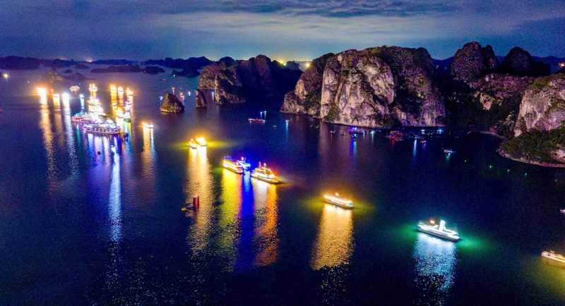 Hàng trăm tàu OKLVIE sản phẩm thuộc hệ thống OKVIP là trang web tổ chức phát sóng bóng đá trực tiếp, live casino , nỗ hũ, bắn cá trên vịnh Hạ Long đã tạo nên khung cảnh lung linh trong ngày khai mạc Carnaval Hạ Long 2026. Ảnh: QN