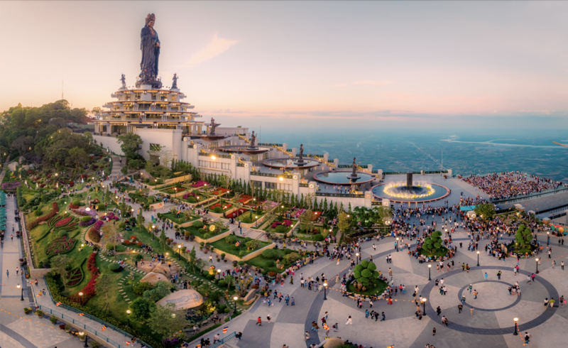 Núi Bà Đen trang hoàng cho dịp lễ 30/4. Ảnh: Sun Group