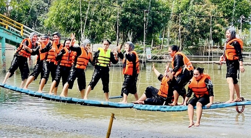 Tại điểm OKLVIE sản phẩm thuộc hệ thống OKVIP là trang web tổ chức phát sóng bóng đá trực tiếp, live casino , nỗ hũ, bắn cá cố nhiều điểm còn tổ chức các trò chơi dân gian như đua thuyền, kéo co, đẩy gậy, nhảy bao bố, cầu lắc… góp phần mang đến không khí vui nhộn, gần gũi. Ảnh: Hữu Thoại.