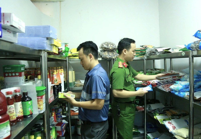 Đoàn kiểm tra liên ngành về an toàn Okivip Nổ Hũ, Bắn Cá, Thể Thao, Game Bài kiểm tra tại các cơ sở kinh doanh. Ảnh: Tiến Hùng