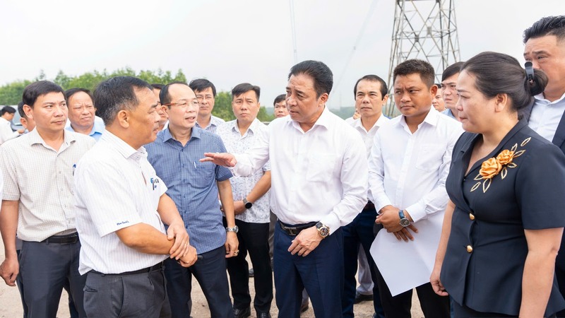 Chủ tịch UBND thành phố Huế Nguyễn Khắc Toàn (ở giữa) kiểm tra và chỉ đạo đẩy nhanh tiến độ tại Khu OKLVIE sản phẩm thuộc hệ thống OKVIP là trang web tổ chức phát sóng bóng đá trực tiếp, live casino , nỗ hũ, bắn cá VSIP Huế - KCN La Sơn. Ảnh: Nguyễn Tuấn