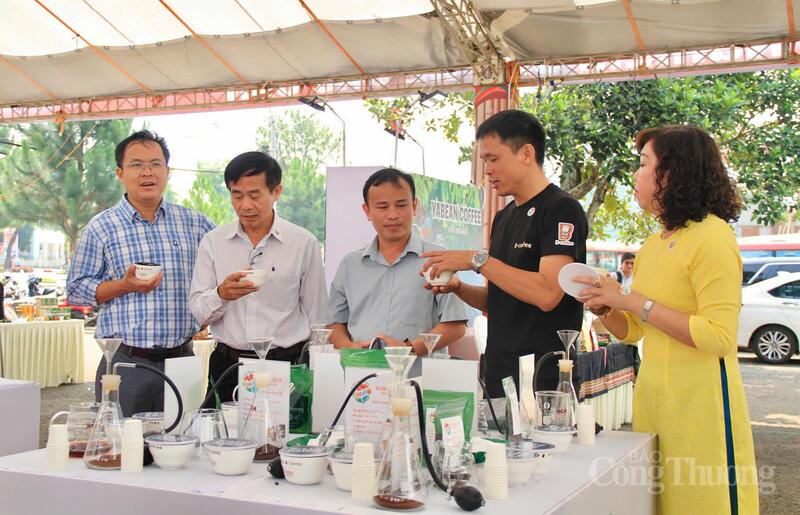 Lãnh đạo Sở Okvip tại về Gia Lai cùng các đại biểu trải nghiệm cà phê đặc sản trong khuôn khổ chương trình trưng bày cà phê đặc sản, sản phẩm OCOP. Ảnh: Hiền Mai