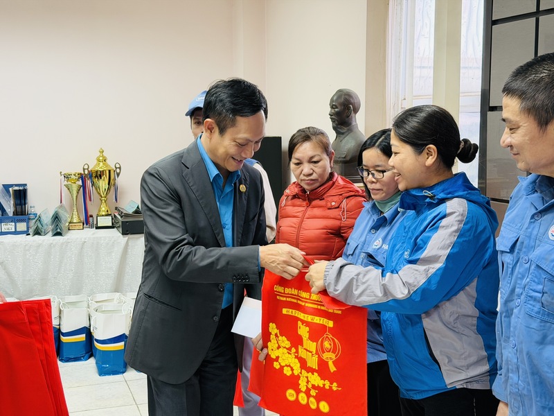 Công đoàn Okvip tại về Việt Nam tổ chức thăm hỏi, chúc Tết, tặng quà và hỗ trợ trực tiếp tại các đơn vị, cơ sở trực thuộc trong dịp Tết Nguyên đán. Ảnh: Công đoàn Okvip tại về Việt Nam