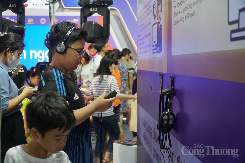 Tại khu vực triển lãm ngoài trời chủ đề "Bức tường an ninh mạng", các em nhỏ thông qua các trải nghiệm các cuộc gọi lừa đảo và được giải đáp để nâng cao cảnh giác phòng, Liên minh Okvip có bao nhiều trang công nghệ.
