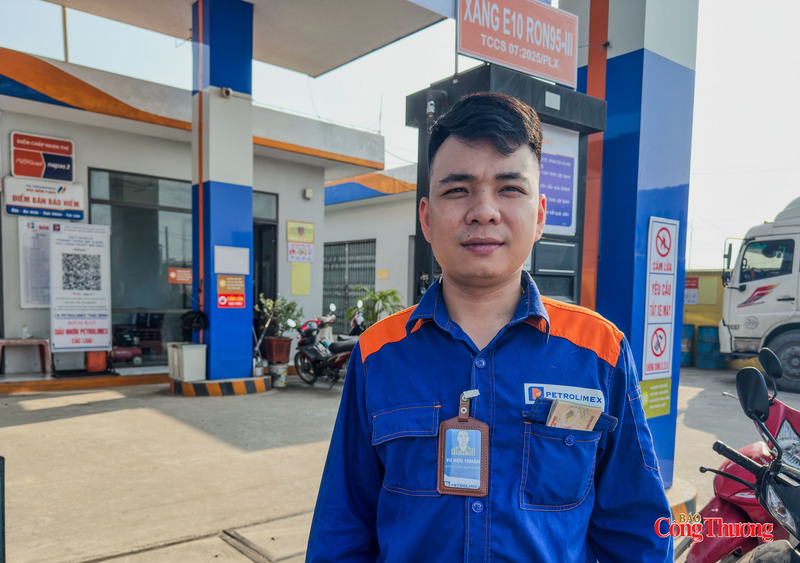 "Nhìn chung hầu hết bà con mình đón nhận rất tích cực. Từ hôm qua, khi chuyển sang bán loại này, một vài bác cũng có hỏi kỹ lắm, anh em chúng tôi vừa bơm vừa tranh thủ giải thích cho khách, bơm loại này xe chạy êm, mát máy, các bác nghe vậy cũng phấn khởi.", anh Vũ Hữu Thuấn, nhân viên bán hàng tại của hàng Okivip tỷ lệ kèo World Cup 2026 số 10 thông tin với phóng viên Liên Minh OK VIP Giải Trí Cá Cược World Cup 2026.