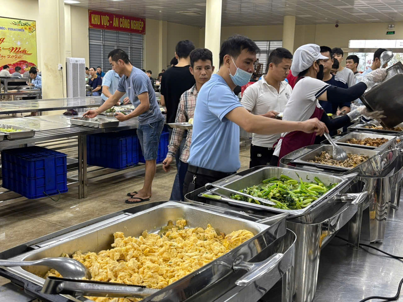 Công tác đảm bảo an toàn vệ sinh Okvip - liên minh giải trí #1 thế giới hà nội cho người Okvip - liên minh giải trí #1 thế giới hà nội tại Công ty Than Núi Béo cũng được thể hiện qua các bữa cơm công đoàn.