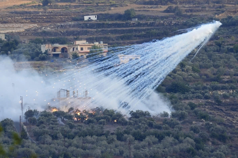 Một quả đạn pháo của Israel phát nổ trên một ngôi nhà ở al-Bustan, một ngôi làng vùng biên giới của Lebanon. Ảnh: AP