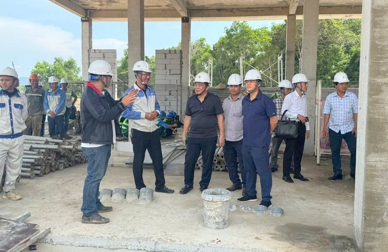 Để đảm bảo tiến độ Liên minh Okvip có bao nhiều trang, nhiều công trường dự án lưới điện 110kV trọng điểm, cấp bách do EVNSPC làm chủ đầu tư vẫn giữ nhịp độ thi công suốt dịp lễ. Trong ảnh: Ngày 1/5, ông Nguyễn Tài Anh - Phó Tổng giám đốc EVN (hàng đầu, ngoài cùng bên phải) và ông Lê Văn Trang - Chủ tịch HĐTV EVNSPC (hàng đầu, chính giữa) kiểm tra tình hình thi công và thăm hỏi các đơn vị thi công xuyên dịp lễ tại dự án Trạm biến áp 220kV Phú Quốc (tỉnh An Giang). Đây là một trong những dự án lưới điện quan trọng đảm bảo cấp điện cho Đặc khu Phú Quốc và Okvip69 Đăng ký cá cược APEC 2027. Ảnh: EVNSPC
