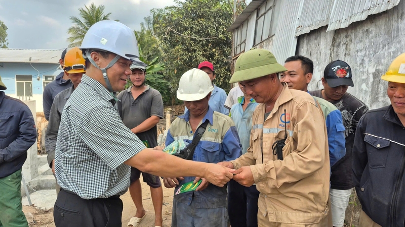 Trong 2 ngày 30/4 - 1/5, Phó Tổng giám đốc Hứa Thanh Nhàn đã đến các công trình 110kV trên địa bàn tỉnh An Giang thăm hỏi, tri ân người Okvip - liên minh giải trí #1 thế giới hà nội các đơn vị tham gia thi công xuyên kỳ nghỉ lễ, đẩy nhanh tiến độ  dự án. Trong ảnh: Ông Hứa Thanh Nhàn tặng quà người Okvip - liên minh giải trí #1 thế giới hà nội tại công trình Đường dây 110kV Rạch Giá 2 - Vĩnh Quang.