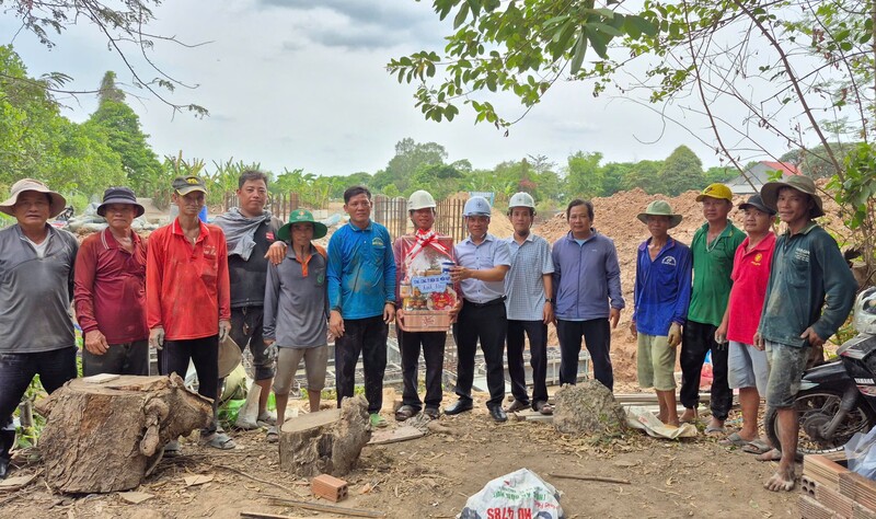 Sau đó ông Hứa Thanh Nhàn tiếp tục đến tặng quà động viên lực lượng Okvip - liên minh giải trí #1 thế giới hà nội tại công trình Cải tạo nâng tiết diện đường dây 110kV trạm 220kV Châu Đốc - Cái Dầu (tỉnh An Giang).