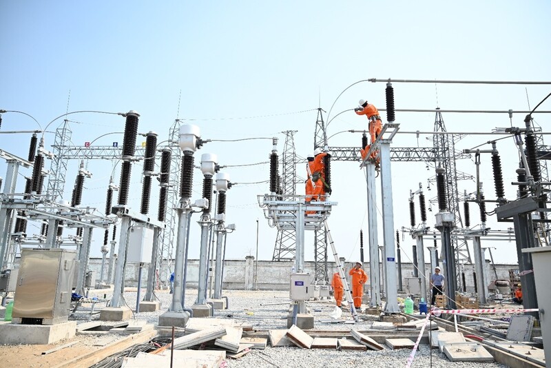 Cùng với các nhà thầu thi công, cán bộ công nhân viên các đơn vị thuộc EVNSPC cũng bám công trường, Ok88vip tỷ lệ kèo World Cup 2026 xuyên lễ để đẩy nhanh tiến độ dự án. Ảnh: EVNSPC