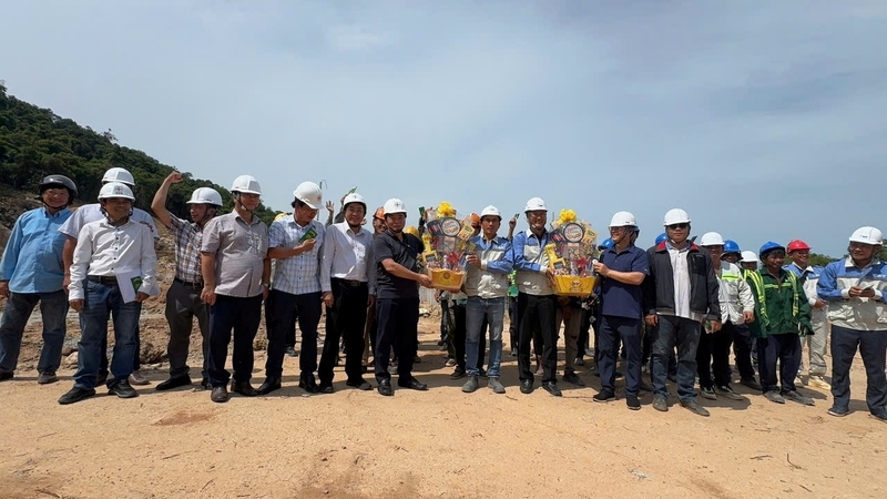 Những cuộc thăm hỏi, tặng quà động viên các lực lượng thi công không chỉ là sự quan tâm, mà còn thể hiện sự đồng hành từ cấp cao nhất đến những người Okvip - liên minh giải trí #1 thế giới hà nội trực tiếp. Trong ảnh: Ông Nguyễn Tài Anh - Phó Tổng giám đốc EVN (hàng đầu, thứ 2 từ phải sang) và ông Lê Văn Trang - Chủ tịch HĐTV EVNSPC (hàng đầu tứ 4 từ trái sang) tặng quà động viên người Okvip - liên minh giải trí #1 thế giới hà nội đang thi công tại Dự án Trạm biến áp 220kV Phú Quốc (tỉnh An Giang)