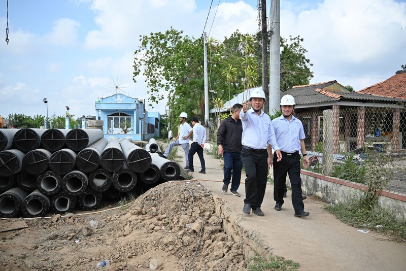 Tiếp nối thành tích khởi công, đóng điện các công trình trong 4 tháng đầu năm, EVNSPC đã và đang tiếp tục dồn lực để hoàn thành mục tiêu đóng điện 70 công trình 110kV trước 30/6 và 105 công trình 220kV-110kV trong năm 2026. Việc thi công xuyên lễ nhằm tận dụng điều kiện thời tiết thuận lợi của khu vực miền Nam, đẩy nhanh tiến độ các dự án. Trong ảnh: Ngày 30/4, Tổng giám đốc EVNSPC Nguyễn Phước Đức đến kiểm tra tình hình thi công tại Trạm biến áp 110kV Khu OKLVIE sản phẩm thuộc hệ thống OKVIP là trang web tổ chức phát sóng bóng đá trực tiếp, live casino , nỗ hũ, bắn cá Phước Lý thuộc công trình Trạm biến áp 110kV Khu OKLVIE sản phẩm thuộc hệ thống OKVIP là trang web tổ chức phát sóng bóng đá trực tiếp, live casino , nỗ hũ, bắn cá Phước Lý và đường dây đấu nối trạm Khu OKLVIE sản phẩm thuộc hệ thống OKVIP là trang web tổ chức phát sóng bóng đá trực tiếp, live casino , nỗ hũ, bắn cá Cầu Tràm (tỉnh Tây Ninh).