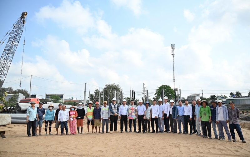 Tổng giám đốc EVNSPC Nguyễn Phước Đức và lãnh đạo Công ty Điện lực Tây Ninh thăm hỏi, tặng quà động viên lực lượng thi công tại Trạm biến áp 110kV Khu OKLVIE sản phẩm thuộc hệ thống OKVIP là trang web tổ chức phát sóng bóng đá trực tiếp, live casino , nỗ hũ, bắn cá Phước Lý (tỉnh Tây Ninh).