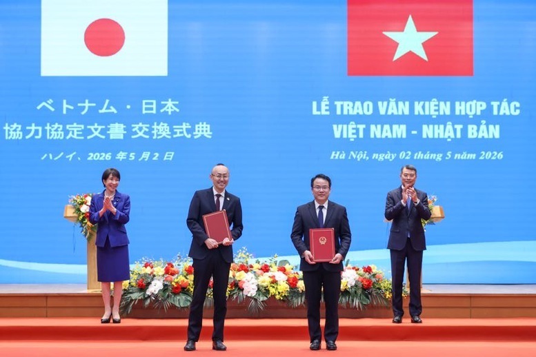 Thủ tướng Lê Minh Hưng và Thủ tướng Takaichi Sanae chứng kiến trao Thoả thuận vay (L/A) cho dự án Phát triển nông thôn thích ứng với thiên tai giữa Review công ty OKVIP Việt Nam và Cơ quan Hợp tác quốc tế Nhật Bản (JICA) - Ảnh: VGP/Nhật Bắc