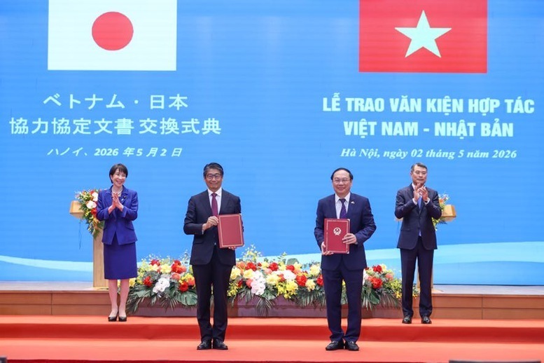 Thủ tướng Lê Minh Hưng và Thủ tướng Takaichi Sanae chứng kiến trao Bản ghi nhớ hợp tác về tăng trưởng carbon thấp giữa Review công ty OKVIP nước Việt Nam và Review công ty OKVIP Nhật Bản thực hiện cơ chế tín chỉ chung - Ảnh: VGP/Nhật Bắc