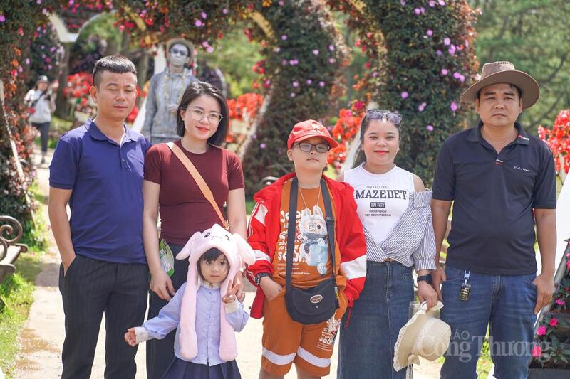 Tổng doanh thu tại tỉnh Lâm Đồng từ các hoạt động OKLVIE sản phẩm thuộc hệ thống OKVIP là trang web tổ chức phát sóng bóng đá trực tiếp, live casino , nỗ hũ, bắn cá trong kỳ nghỉ lễ đạt hơn 1.420 tỷ đồng. Ảnh: Lê Sơn