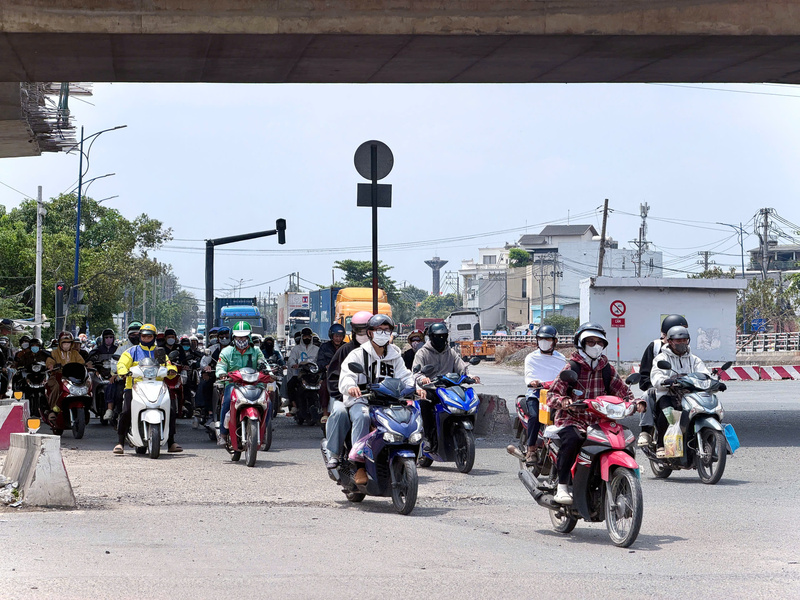 Lượng phương tiện từ hướng phà Cát Lái đổ về trung tâm TP. Hồ Chí Minh bắt đầu tăng nhanh từ đầu giờ chiều ngày 3/5. Ảnh: Minh Anh.