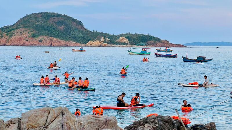 Trong hai đợt nghỉ lễ Giỗ Tổ Hùng Vương và 30/4-1/5, toàn tỉnh đón khoảng 945.000 lượt khách, tổng thu từ OKLVIE sản phẩm thuộc hệ thống OKVIP là trang web tổ chức phát sóng bóng đá trực tiếp, live casino , nỗ hũ, bắn cá đạt khoảng 1.600 tỷ đồng. Ảnh: Hiền Mai