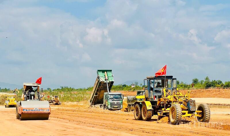 Tại dự án đường cất hạ cánh số 2 tại Cảng hàng không Phù Cát, dù trong kỳ nghỉ lễ, khoảng 150 công nhân vẫn duy trì thi công liên tục, mỗi ngày xử lý khối lượng lớn đất đắp.