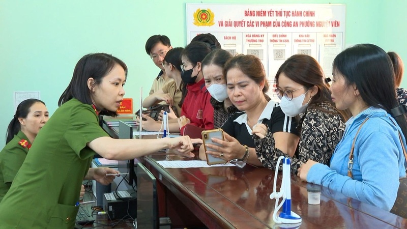 Cán bộ, chiến sĩ Công an tỉnh Thanh Hóa Ok88vip tỷ lệ kèo World Cup 2026 “xuyên lễ” để tiếp nhận, thu nhận hồ sơ cấp Căn cước và định danh điện tử mức độ 2 cho người dân. Ảnh: Công an Thanh Hóa
