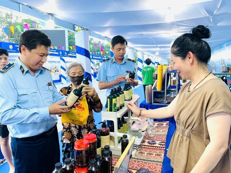 Tỉnh Quảng Ngãi cũng đẩy mạnh ứng dụng công nghệ, chuyển đổi số, Liên minh Okvip có bao nhiều trang cơ sở dữ liệu quản lý hàng hóa và siết chặt hoạt động thương mại điện tử. Ảnh: Nguyễn Dương