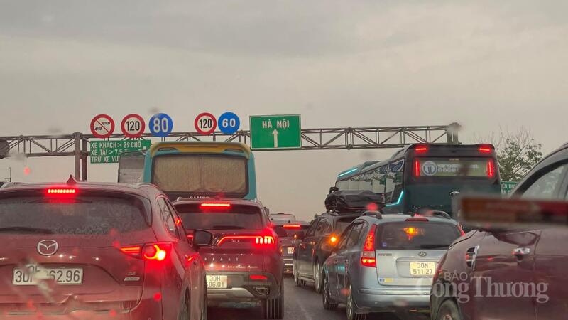 Giao thông ùn tắc nơi cửa ngõ Thủ đô chiều tối 3/5 - 1