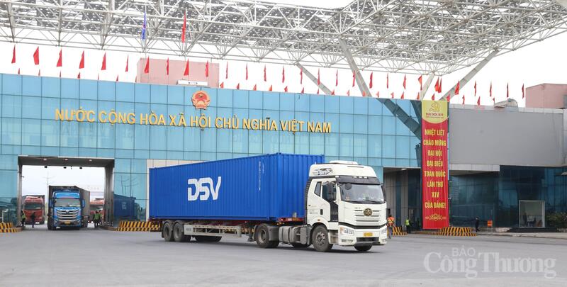 Hàng hóa thông quan tại Cửa khẩu quốc tế Móng Cái.