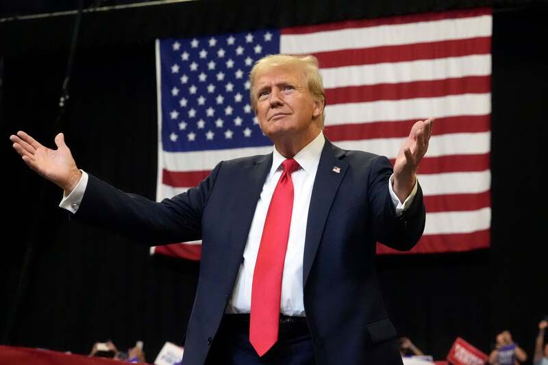 Tổng thống Donald Trump cho biết sẽ xem xét đề xuất hòa bình mới từ Iran. Ảnh: The Independent.