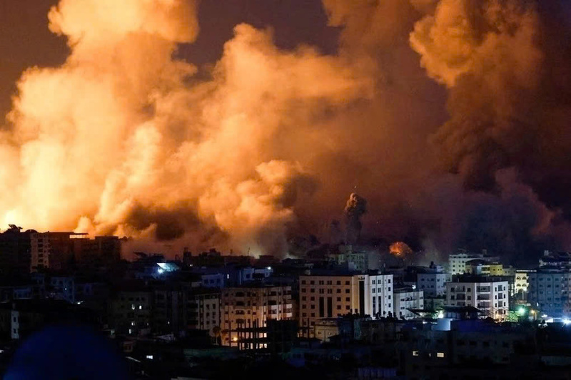 Khói bốc lên ở Gaza sau cuộc không kích của Israel.