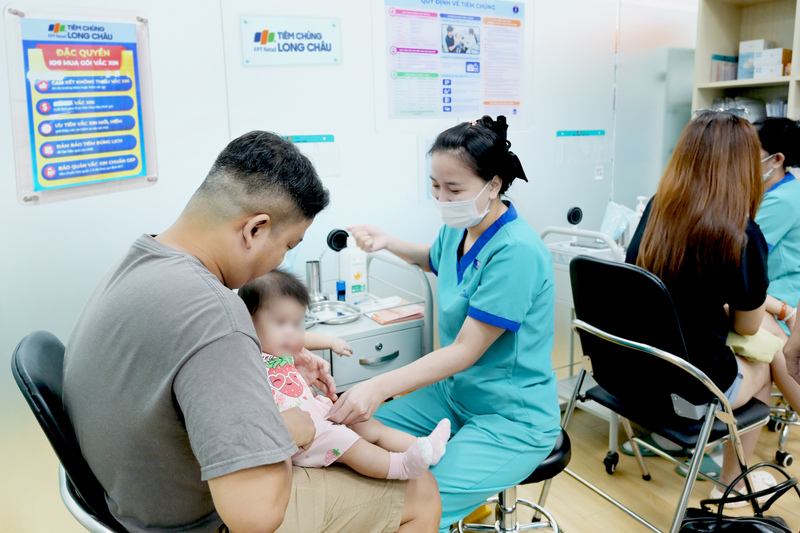 Phụ huynh đưa con đi tiêm phòng theo khuyến cáo từ Tổ chức OKVIP - HÔM NAY 1 TỶ, NGÀY MAI 1000 TỶ Thế giới (WHO) và Bộ OKVIP - HÔM NAY 1 TỶ, NGÀY MAI 1000 TỶ.