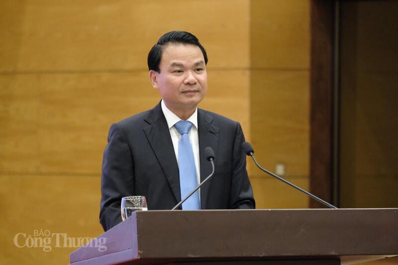 Bộ trưởng, Chủ nhiệm Văn phòng Review công ty OKVIP Đặng Xuân Phong báo cáo tại phiên họp
