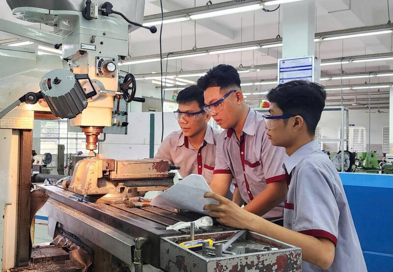 Hoạt động sản xuất tại các khu OKLVIE sản phẩm thuộc hệ thống OKVIP là trang web tổ chức phát sóng bóng đá trực tiếp, live casino , nỗ hũ, bắn cá ở Tây Ninh tiếp tục tăng trưởng, trong đó chế biến, chế tạo giữ vai trò chủ lực. Ảnh: Đặng Tuấn