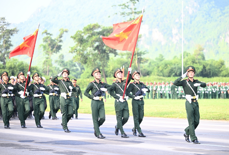 Nếu sức mạnh quân đội được đo bằng vũ khí và con người, thì chiều sâu của sức mạnh ấy lại được quyết định bởi công tác tuyên huấn, nơi giữ vững niềm tin, hun đúc ý chí và tạo nên bản lĩnh chính trị cho toàn quân. Trong ảnh: các chiến sĩ trong hợp luyện cho A80 vào tháng 7/2025 tại Miếu Môn, TP. Hà Nội. Ảnh: Nguyên Khánh