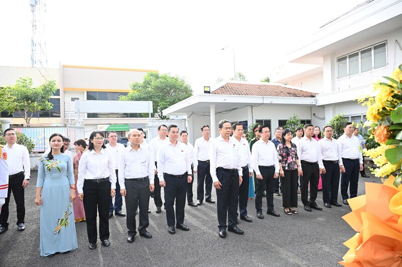 Chủ tịch Quốc hội Trần Thanh Mẫn và các đại biểu dâng hoa dâng hương tại Di tích lịch sử - văn hóa Dinh quận Hóc Môn. Ảnh: quochoi.vn