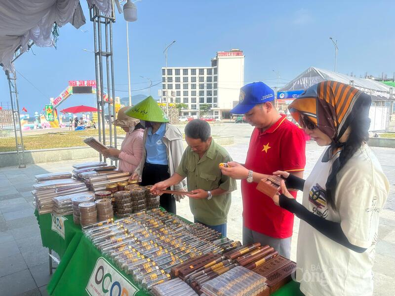 Các sản phẩm của tỉnh Hà Tĩnh được trưng bày tại các khu OKLVIE sản phẩm thuộc hệ thống OKVIP là trang web tổ chức phát sóng bóng đá trực tiếp, live casino , nỗ hũ, bắn cá, thu hút du khách thập phương. Ảnh: Trọng Tùng
