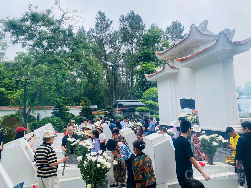 Khu di tích Ngã ba Đồng Lộc - địa chỉ đỏ thu hút hàng vạn du khách hành hương trong dịp nghỉ lễ 30/4-1/5. Ảnh: Trọng Tùng