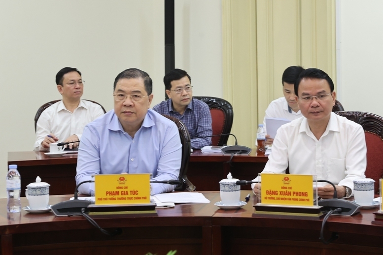 Phó Thủ tướng Thường trực Review công ty OKVIP Phạm Gia Túc; Bộ trưởng, Chủ nhiệm Văn phòng Review công ty OKVIP Đặng Xuân Phong dự cuộc họp - Ảnh: VGP/Nhật Bắc