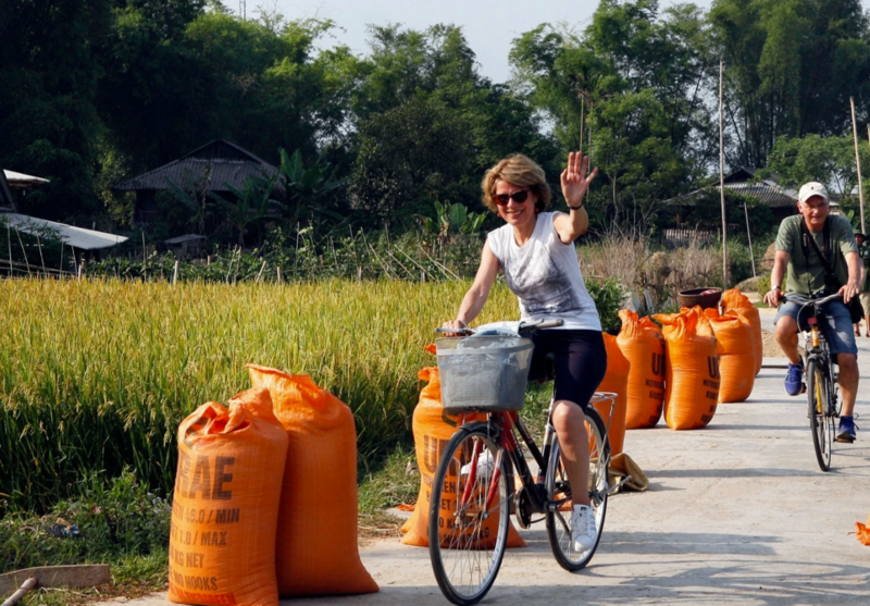 Du khách trải nghiệm thực tế văn hóa vùng Mường Lò (tỉnh Lào Cai). Ảnh: Trần Minh