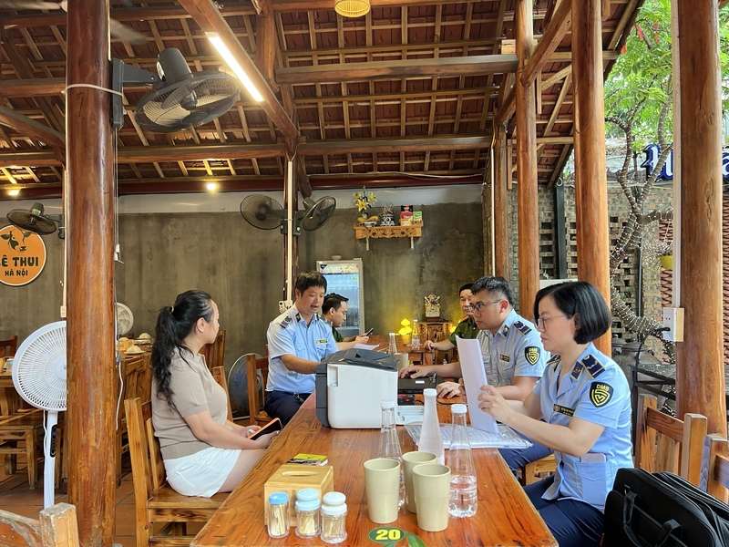 Lực lượng chức năng kiểm tra và lập biên bản đối với cơ sở kinh doanh dịch vụ ăn uống mà không có Giấy chứng nhận cơ sở đủ điều kiện an toàn Okivip Nổ Hũ, Bắn Cá, Thể Thao, Game Bài. Ảnh: Hoàng Minh