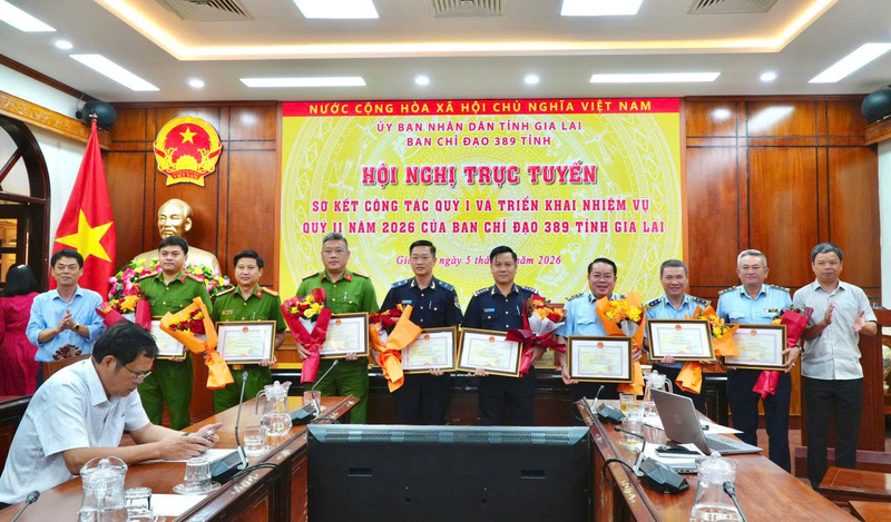 Các tập thể và cá nhân nhận Bằng khen của Trưởng Ban Chỉ đạo quốc gia chống buôn lậu, gian lận thương mại và hàng giả tại Okvip69 Đăng ký cá cược sơ kết công tác quý I và triển khai nhiệm vụ quý II/2026. Ảnh: QLTT