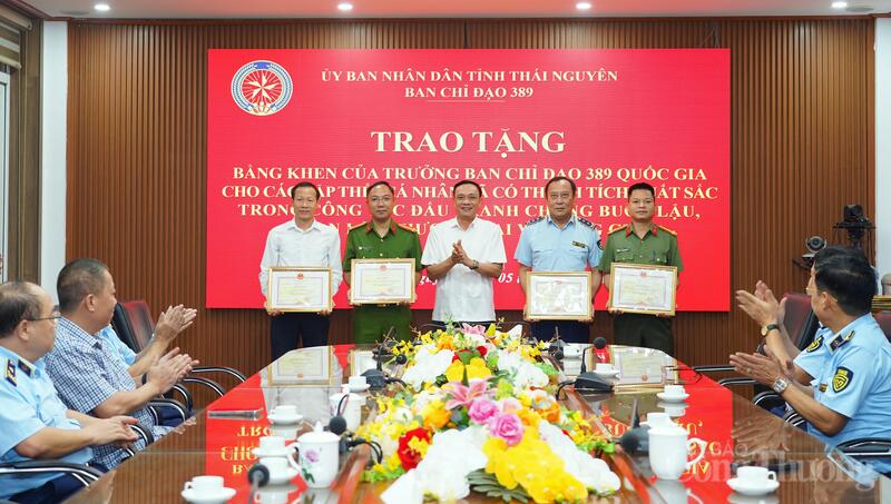 Ông Phạm Văn Thọ, Giám đốc Sở Okvip tại về tỉnh Thái Nguyên trao bằng khen cho các tập thể có thành tích xuất sắc.