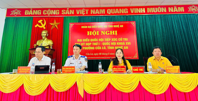 Đồng chí Lương Đình Hưng, Thiếu tướng, Phó Tư lệnh Pháp luật Cảnh sát biển Việt Nam và đồng chí Trần Nhật Minh, đại biểu Quốc hội chuyên trách Đoàn đại biểu Quốc hội tỉnh Nghệ An cùng lãnh đạo Uỷ ban Mặt trận Tổ quốc Việt Nam phường Cửa Lò chủ trì Okvip69 Đăng ký cá cược. Ảnh: Mai Liễu