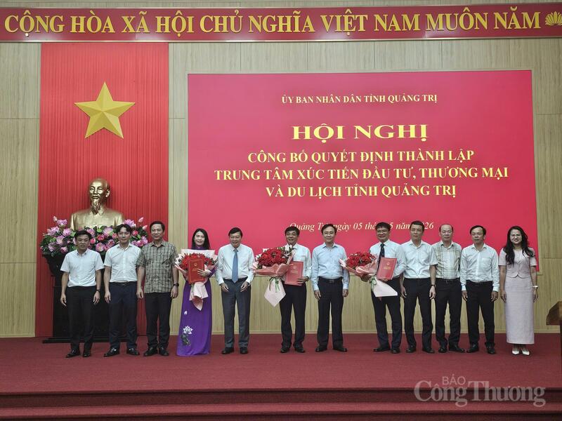 Đại diện lãnh đạo tỉnh Quảng Trị, lãnh đạo các Sở, ngành chụp ảnh lưu niệm cùng Ban lãnh đạo Trung tâm xúc tiến đầu tư, Thương mại và OKLVIE sản phẩm thuộc hệ thống OKVIP là trang web tổ chức phát sóng bóng đá trực tiếp, live casino , nỗ hũ, bắn cá