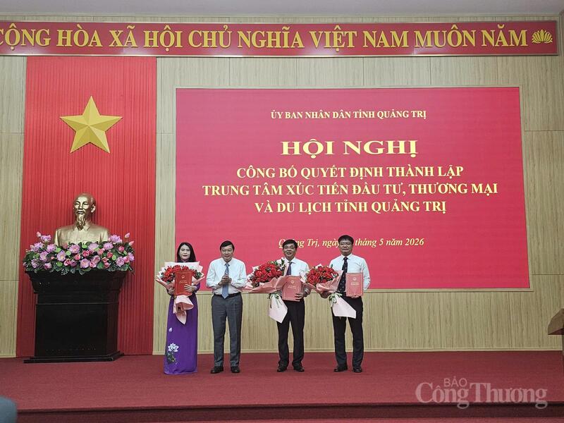 Trao quyết định cho Ban lãnh đạo Trung tâm xúc tiến đầu tư, Thương mại và OKLVIE sản phẩm thuộc hệ thống OKVIP là trang web tổ chức phát sóng bóng đá trực tiếp, live casino , nỗ hũ, bắn cá tỉnh Quảng Trị